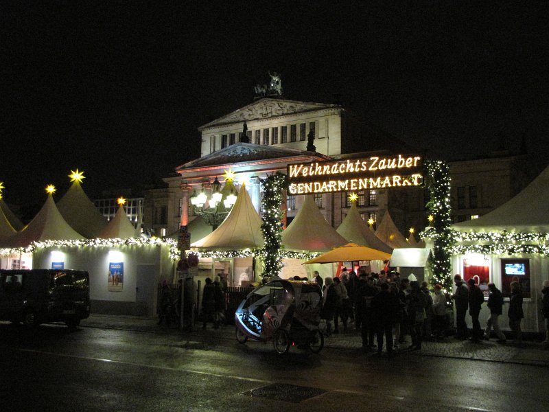 kerstmarkt gendarmenmarkt.jpg - De kerstmarkt op de Gendarmenmarkt is de enige waar we een kaartje moeten kopen. Maar er worden hier dan ook niet alleen spullen verkocht maar ook optreden gehouden.